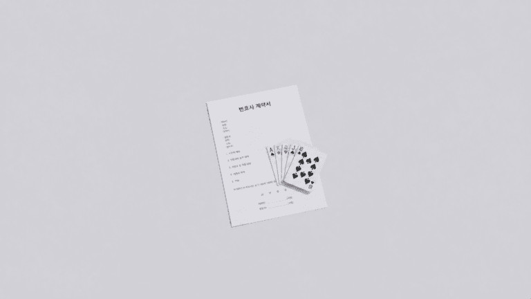 변호사 계약서 위에 포커 카드가 놓인 이미지