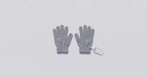 옅은 회백색 무배경 위에 회색 작업용 목장갑 한 켤레가 나란히 놓여 있고 그중 한 짝에만 비어 있는 이름표 홀더가 달려 있는 표지 이미지