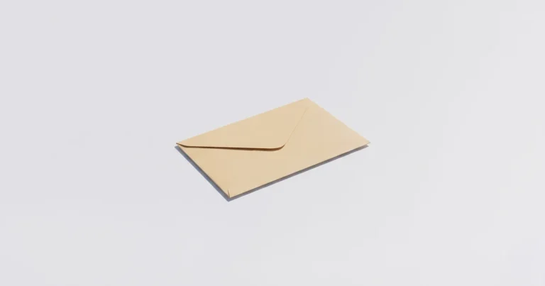 밝은 회백색 무배경 한가운데에서 살짝 아래쪽에 봉인된 채 뜯지 않은 미색 편지봉투 하나가 비스듬히 놓여 있는 표지 이미지