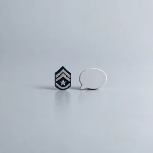 군형사 상관모욕 조사 설명을 상징하는 계급장과 말풍선 오브젝트