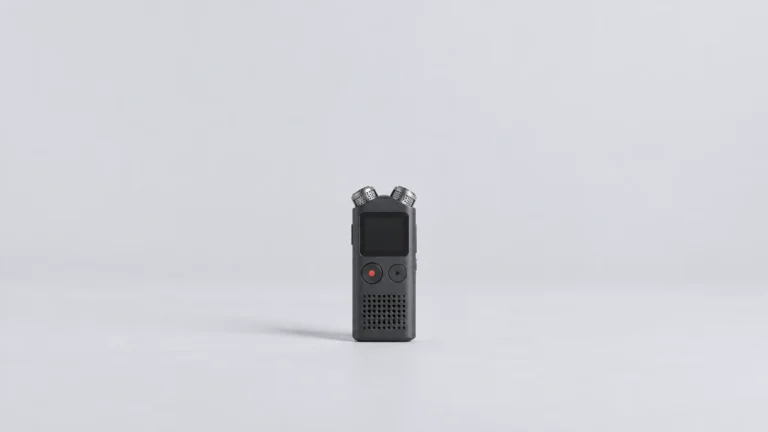 전역 전 경찰조사 일정 변경을 상징하는 녹음기 이미지